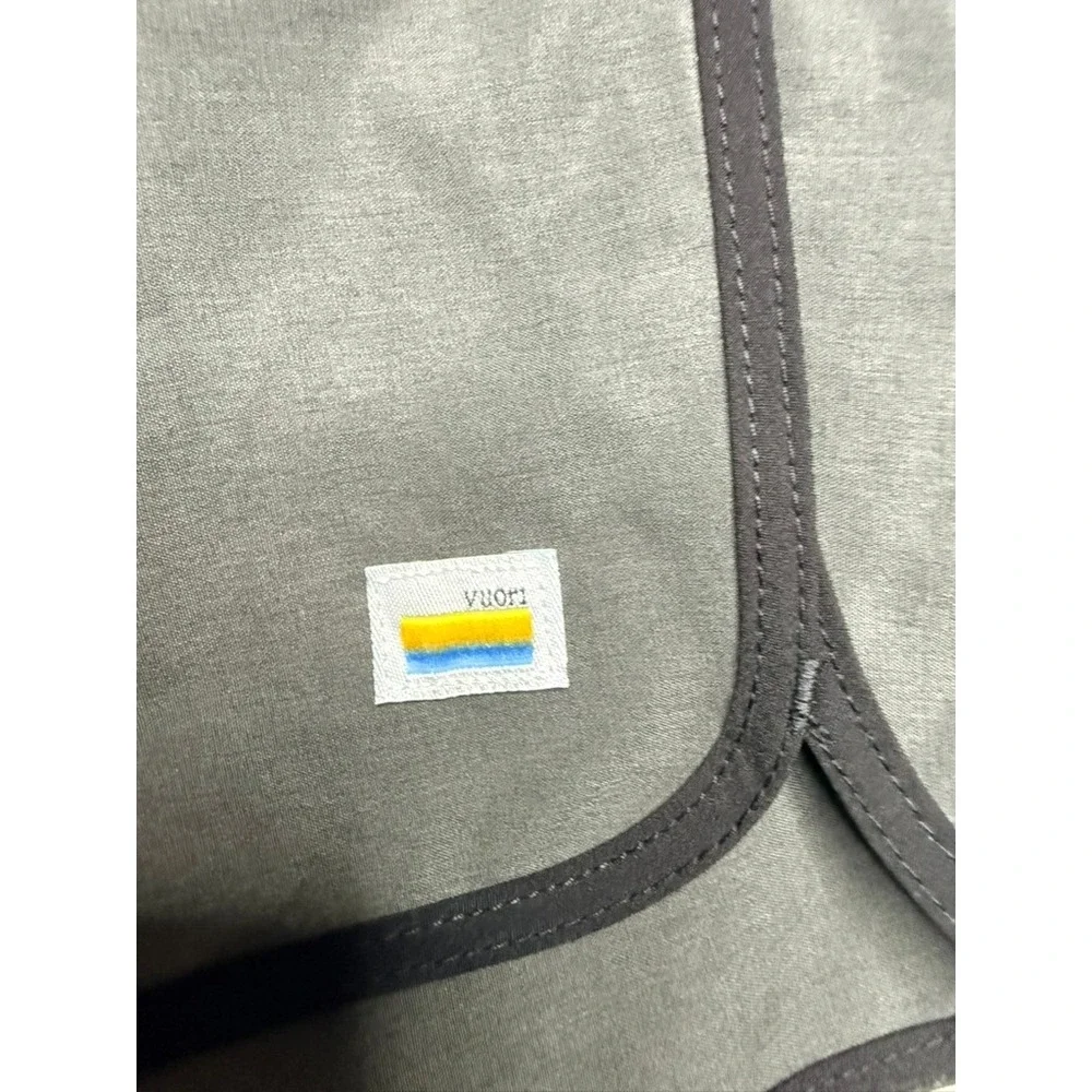 Vuori Banks Shorts Mens Small Charcoal Linear Stripe Grey Boardshorts V330 7in